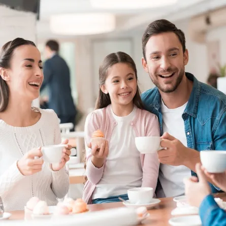 صورة لعائلة تتناول المشروبات