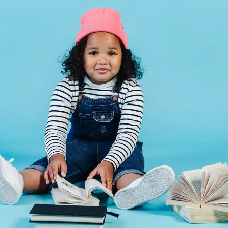 صورة لطفلة متحفزة لاستكشاف المزيد