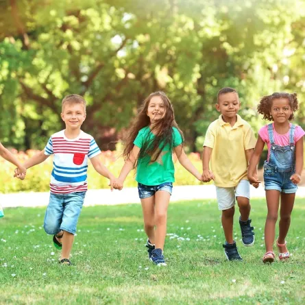 صورة لأطفال يركضون معا في نشاط