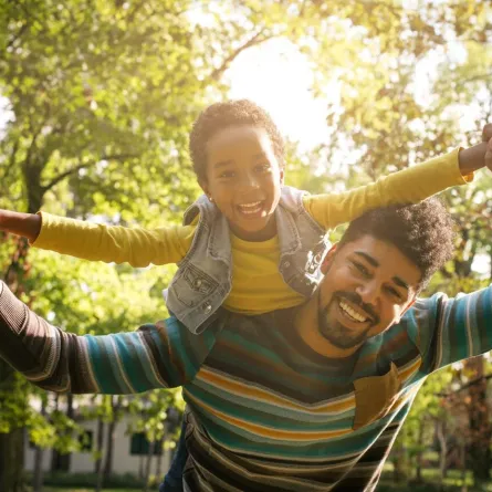 صورة أب وابنه  - الصورة من  adobe stock 