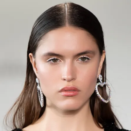 رسمات عيون القطة مع خطوط الأيلاينر الأبيض