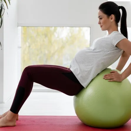 صورة لامرأة حامل تمارس التمارين الرياضية بكرة الولادة
