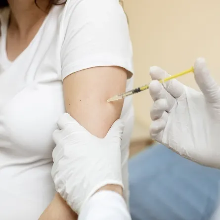 صورة لامرأة حامل تتلقى لقاحاً