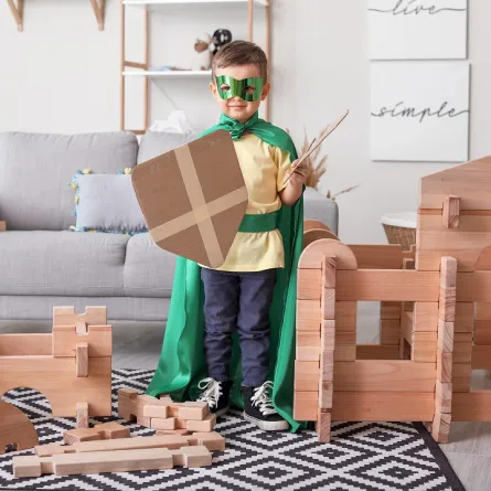 صورة لطفل يلعب بالخيال