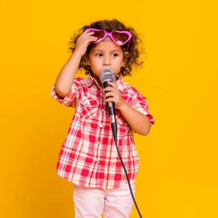 صورة طفل في حفل الكاريوكي