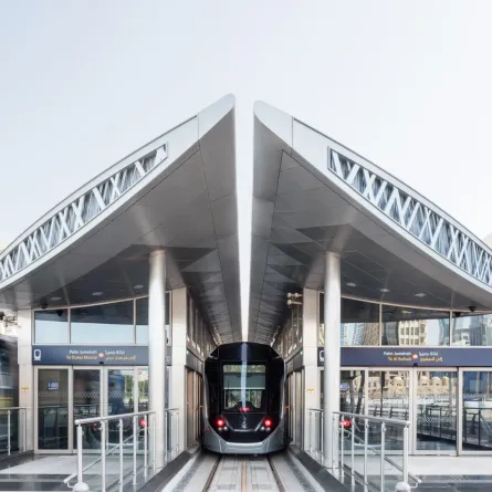 ترام دبي ينقل 52 مليون راكب منذ تدشينه في 2014. الصورة من حساب هيئة الطرق والمواصلات على منصة x