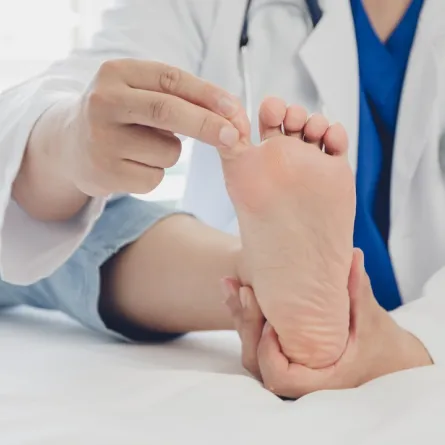 صورة لطبيبة تفحص قدم امرأة 