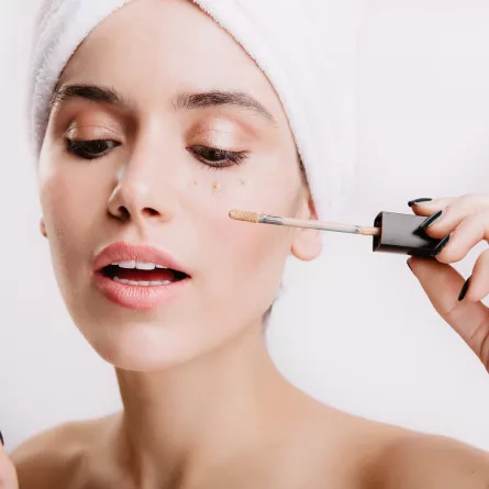 شد الوجه الكونسيلر- الصورة من Freepik 