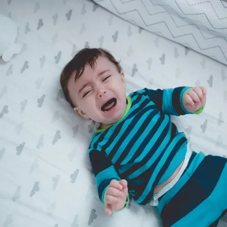 صورة لطفل رضيع يبكي