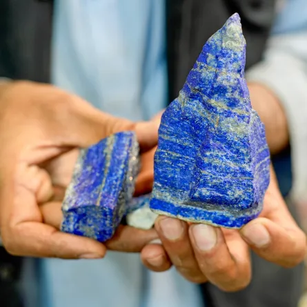 حجر لازورد وهو حجر أزرق يوجد بشكل رئيسي في جبال هندو كوش في باكستان وأفغانستان - الصورة من shutterstock