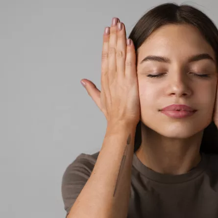 يوغا الوجه لبشرة شابة- الصورة من  Freepik 