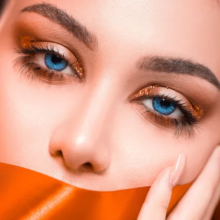 مكياج ذهبي - الصورة من Freepik 