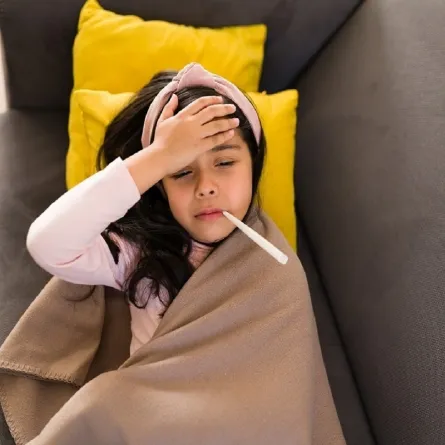 صورة لطفلة تعاني من الحمى
