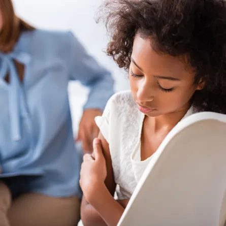  صورة لأم وطفلتها المضطربة