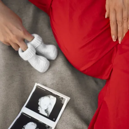 صورة الاطمئنان على ركلات الجنين