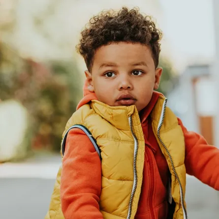 صورة لطفل ينتظر الاحتفال