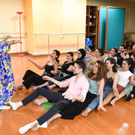 يوغا الضحك ممتعة وسهلة مع تأثيرات إيجابية على الفور ورفع مستوى الطاقة 