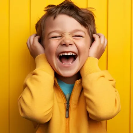 صورة طفل يضحك