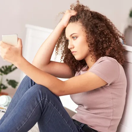 صورة لمراهقة داخل غرفتها