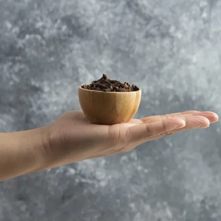 صورة لامرأة تحمل كوباً من القرنفل