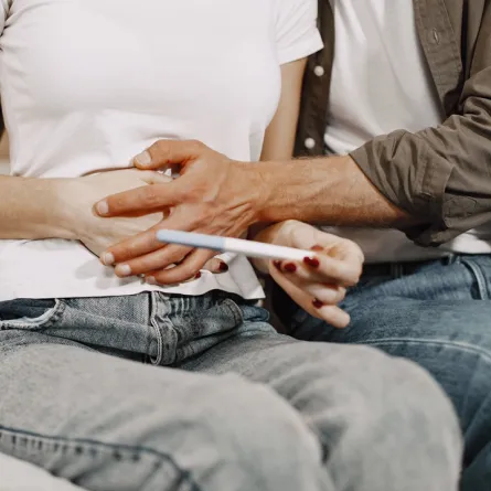 صورة لامرأة وزوجها تحمل اختبار حمل