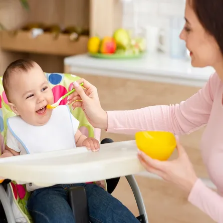 صورة لطفل رضيع يتناول الطعام