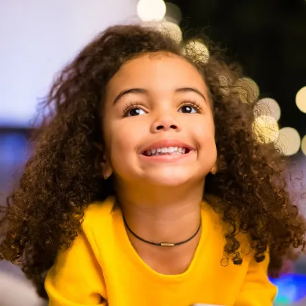 صورة لطفلة وابتسامة مضيئة