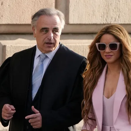 شاكيرا مع محاميها باو مولينز (Shakira with her lawyer Pau Molins). مصدر الصورة: Pau BARRENA / AFP