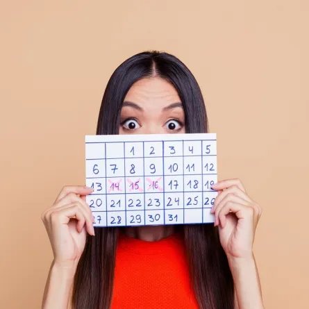 صورة لامرأة تحمل ورقة بها التقويم