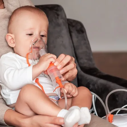 صورة لطفل وجهاز للتنفس