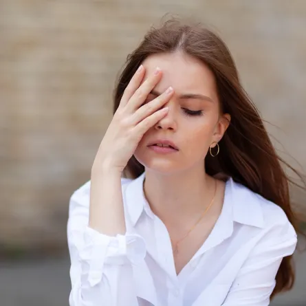 صورة لمراهقة حائرة الفكر