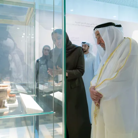 حاكم الشارقة أثناء تجوله بالمعرض. الصورة من مكتب الشارقة الإعلامي