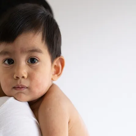 صورة لطفل تحمله أمه