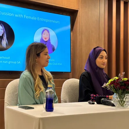 الدكتورة سارة فرهود ومنار منشي خلال الجلسة الحوارية