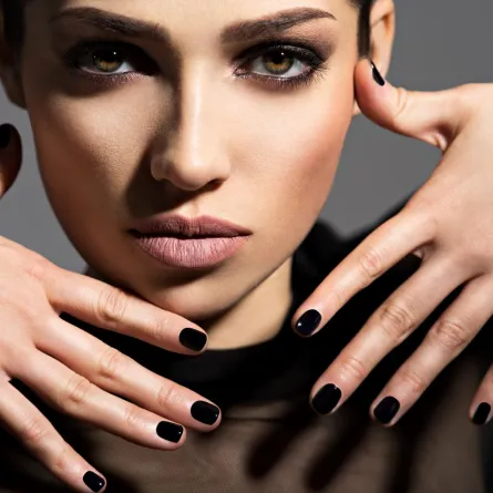 ألوان مناكير أسود 