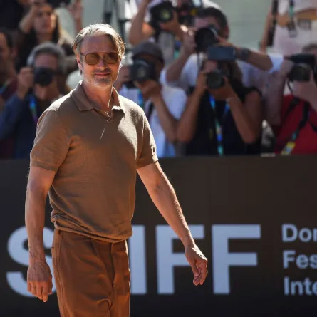 مادس ميكلسن (Mads Mikkelsen). مصدر الصورة: ANDER GILLENEA / AFP