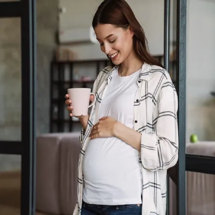 صورة لامرأة حامل تتناول مشروب