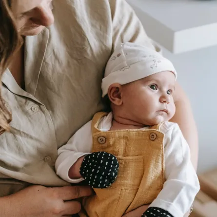 صورة لأم ورضيعها في الشتاء