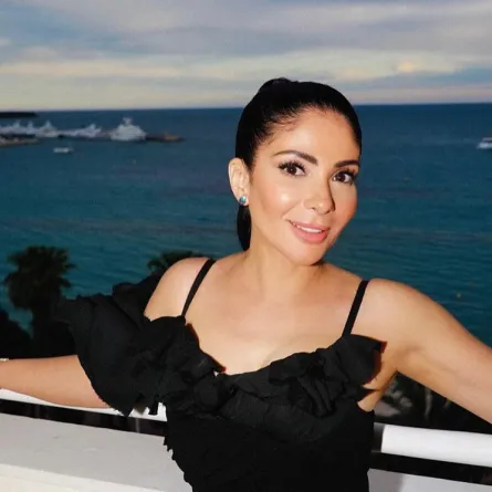 منى زكي- الصورة من حسابها على الفيس بوك