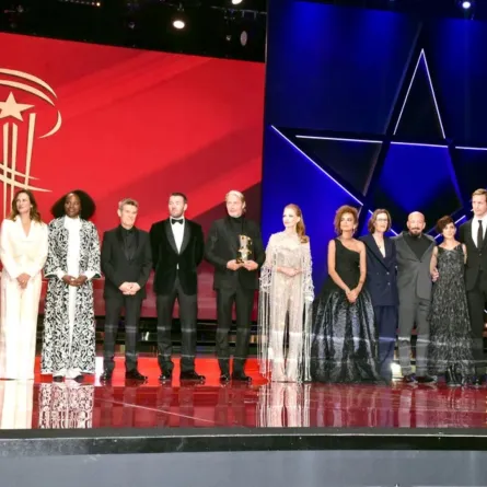 صورة جماعية للجنة التحكيم مع الممثل مادس ميكلسن المكرم في ختام الحفل