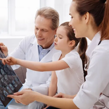 صورة لطفلة وأمها والطبيب