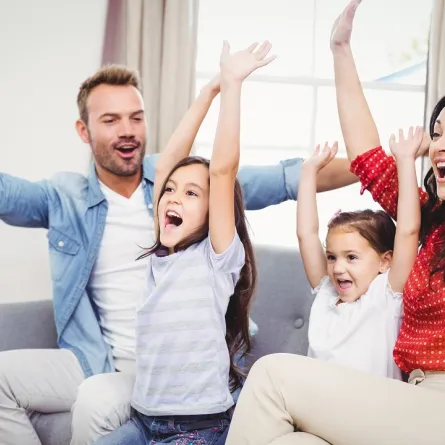 صورة تعبر عن أسرة سعيدة متفاهمة