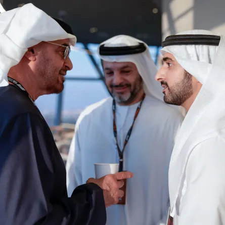 الشيخ محمد بن زايد آل نهيان والشيخ حمدان بن محمد بن راشد. الصورة من مكتب دبي الإعلامي