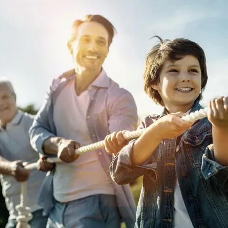 صورة ترمز للترابط بين الأب والابن