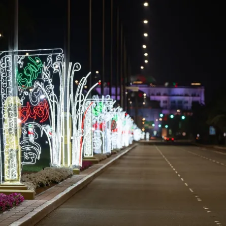 تركيب 4800 تشكيل هندسي مضيء لتزيين شوارع أبوظبي احتفاء بيوم الاتحاد الـ52