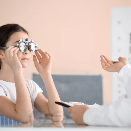 صورة لطبيب يفحص عيون طفلة