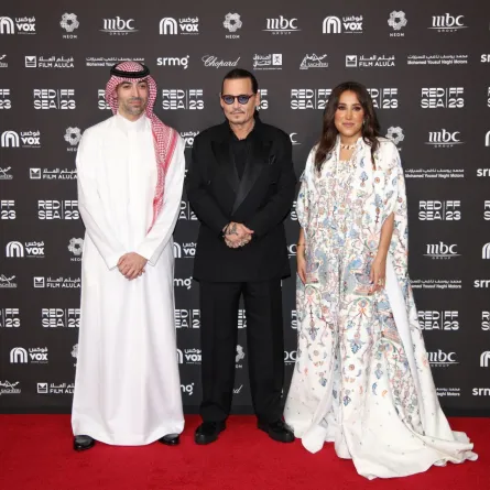 مهرجان البحر الأحمر السينمائي2023 ،من اليمين الأستاذة جمانا الراشد، النجم جوني ديب،والأستاذ محمد التركي (مصدر الصورة: Daniele Venturelli/Getty Images for The Red Sea International Film Festival)