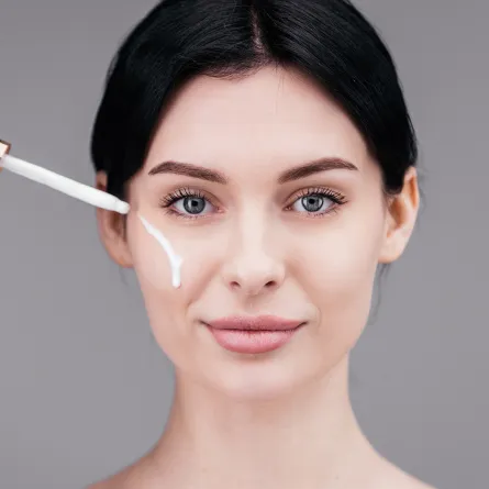 فوائد حليب اللوز للبشرة كثيرة من بينها محاربة التجاعيد والخطوط الدقيقة - الصورة من Shutterstock 