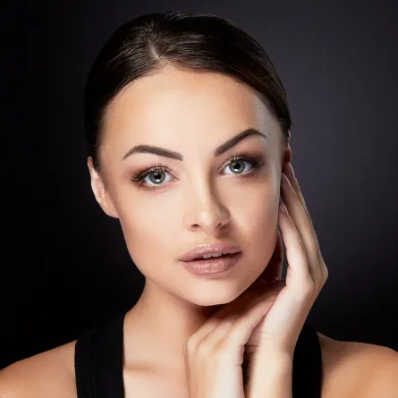 طريقة تطبيق مكياج نيود غلوسي وأفكار جذابة لإطلالة أكثر حيوية