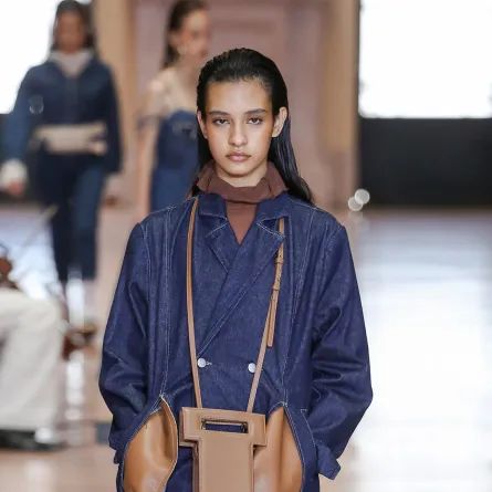 تنسيق الجينز لخريف 2023 من ميسكي Misci (الصورة من موقع Launchmetrics/Spotlight ©)